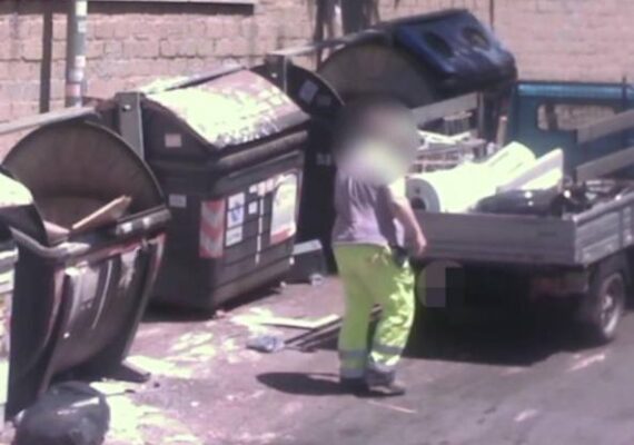 Roma, multato lo «zozzone» dei cassonetti. Raggi: «Beccato 80 volte»