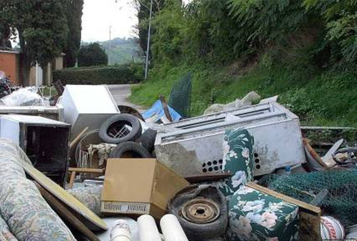 Gli svuota-cantine abusivi: pagati per il ritiro di rifiuti poi abbandonati sul suolo pubblico